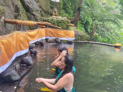 rituel lors d'une cérémonie à Bali